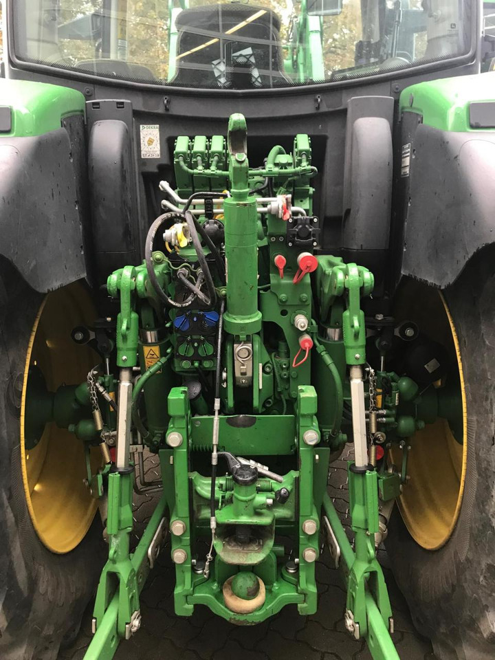 John Deere 6R 110 - Farm tractor: picture 4 John Deere 6R 110 - Farm tractor: picture 4