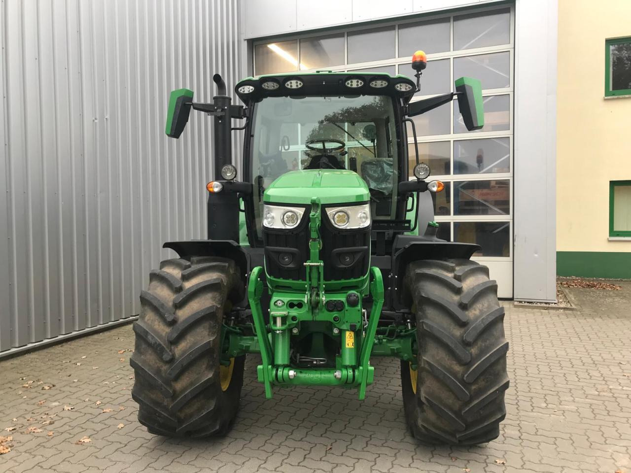 John Deere 6R 130 - Farm tractor: picture 4 John Deere 6R 130 - Farm tractor: picture 4