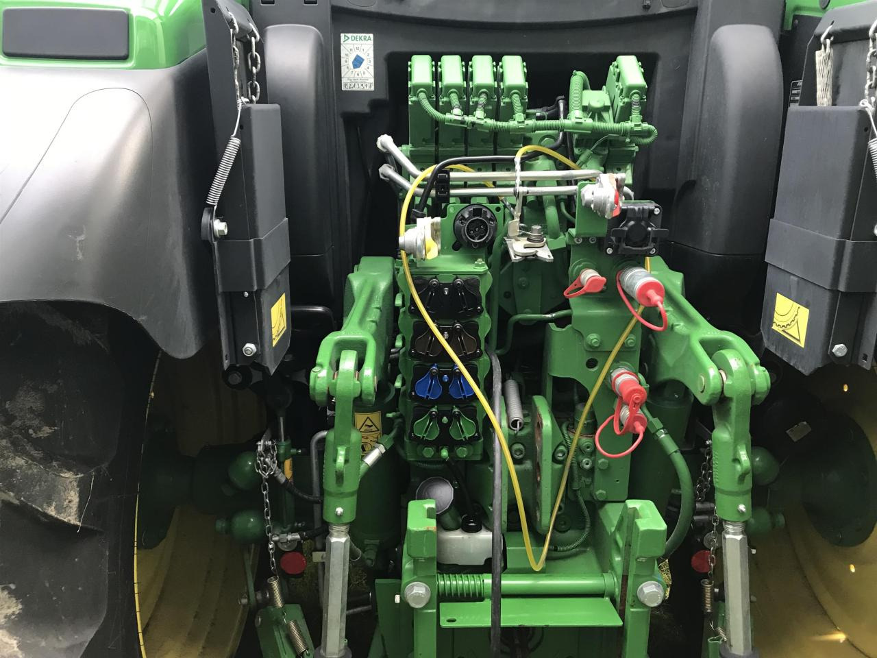 John Deere 6R 140 - Farm tractor: picture 4 John Deere 6R 140 - Farm tractor: picture 4