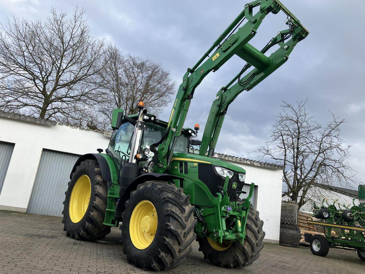 John Deere 6R 155 - Farm tractor: picture 2 John Deere 6R 155 - Farm tractor: picture 2