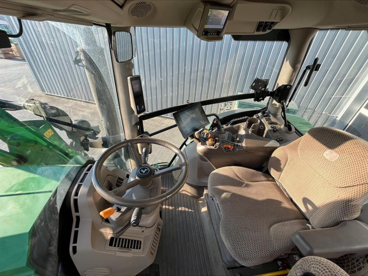 Farm tractor John Deere 6R 155: picture 10