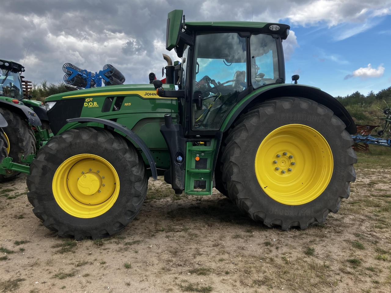 John Deere 6R 185 - Farm tractor: picture 1 John Deere 6R 185 - Farm tractor: picture 1