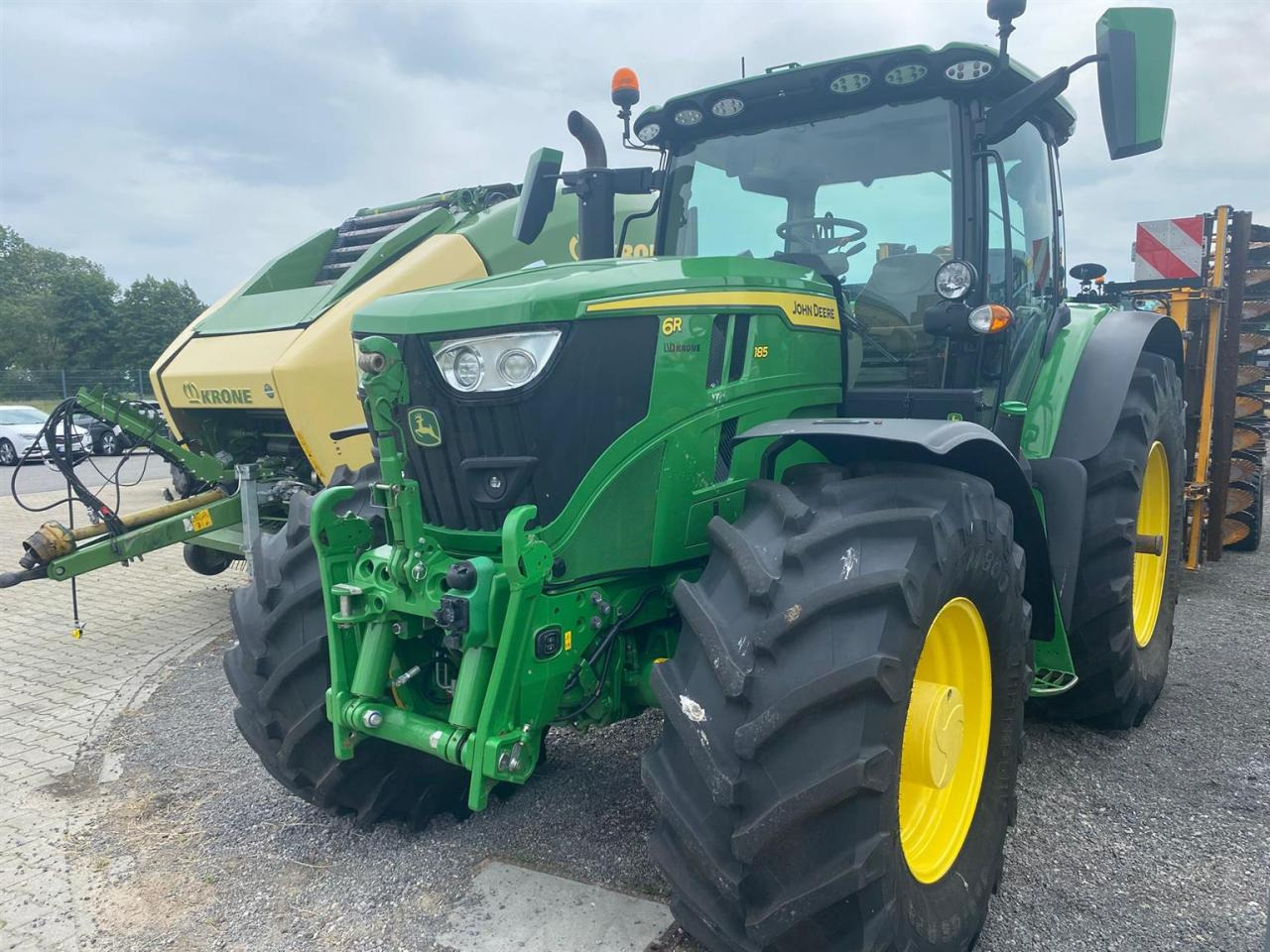John Deere 6R 185 - Farm tractor: picture 1 John Deere 6R 185 - Farm tractor: picture 1