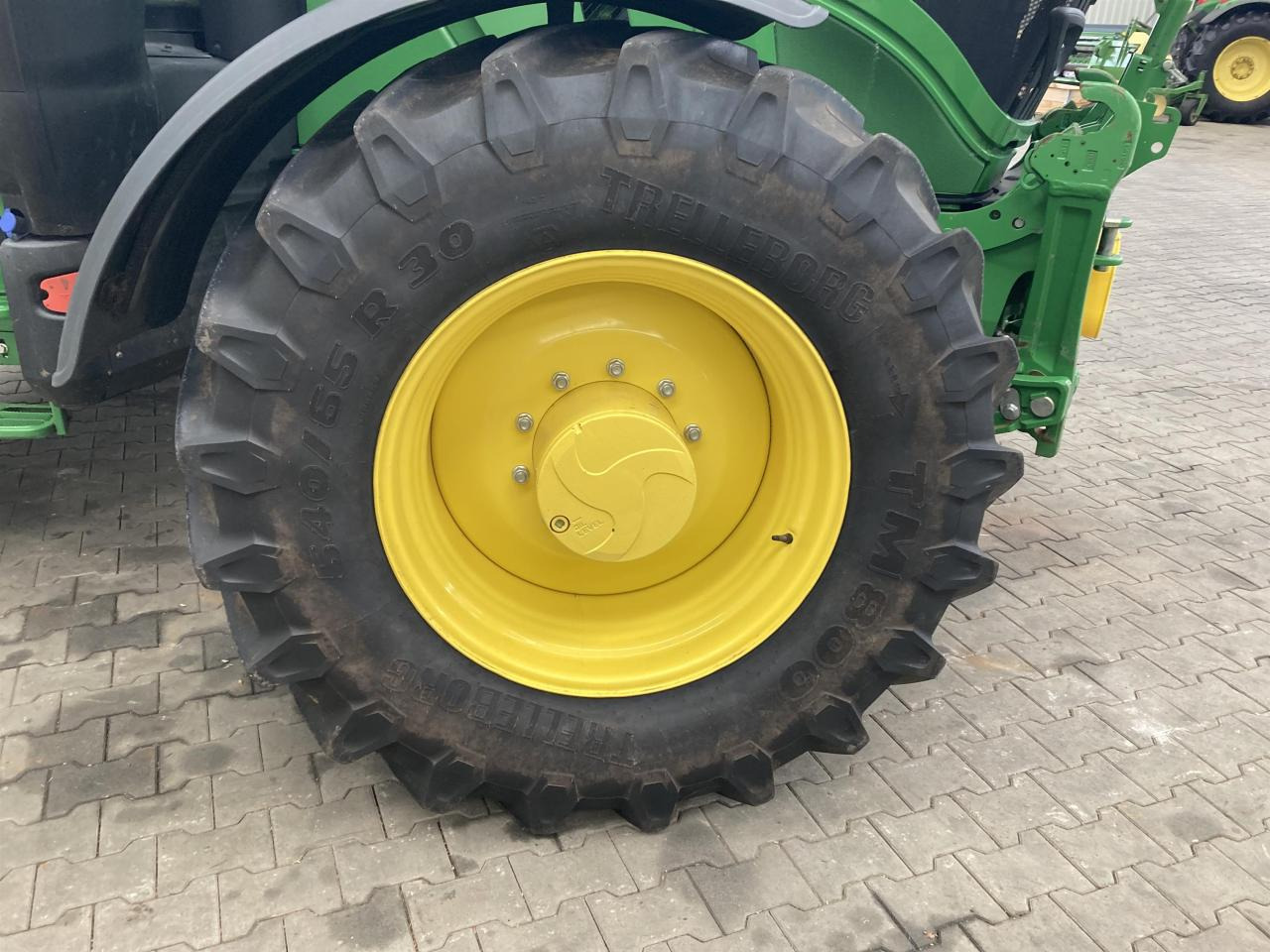 John Deere 6R 185 - Farm tractor: picture 4 John Deere 6R 185 - Farm tractor: picture 4