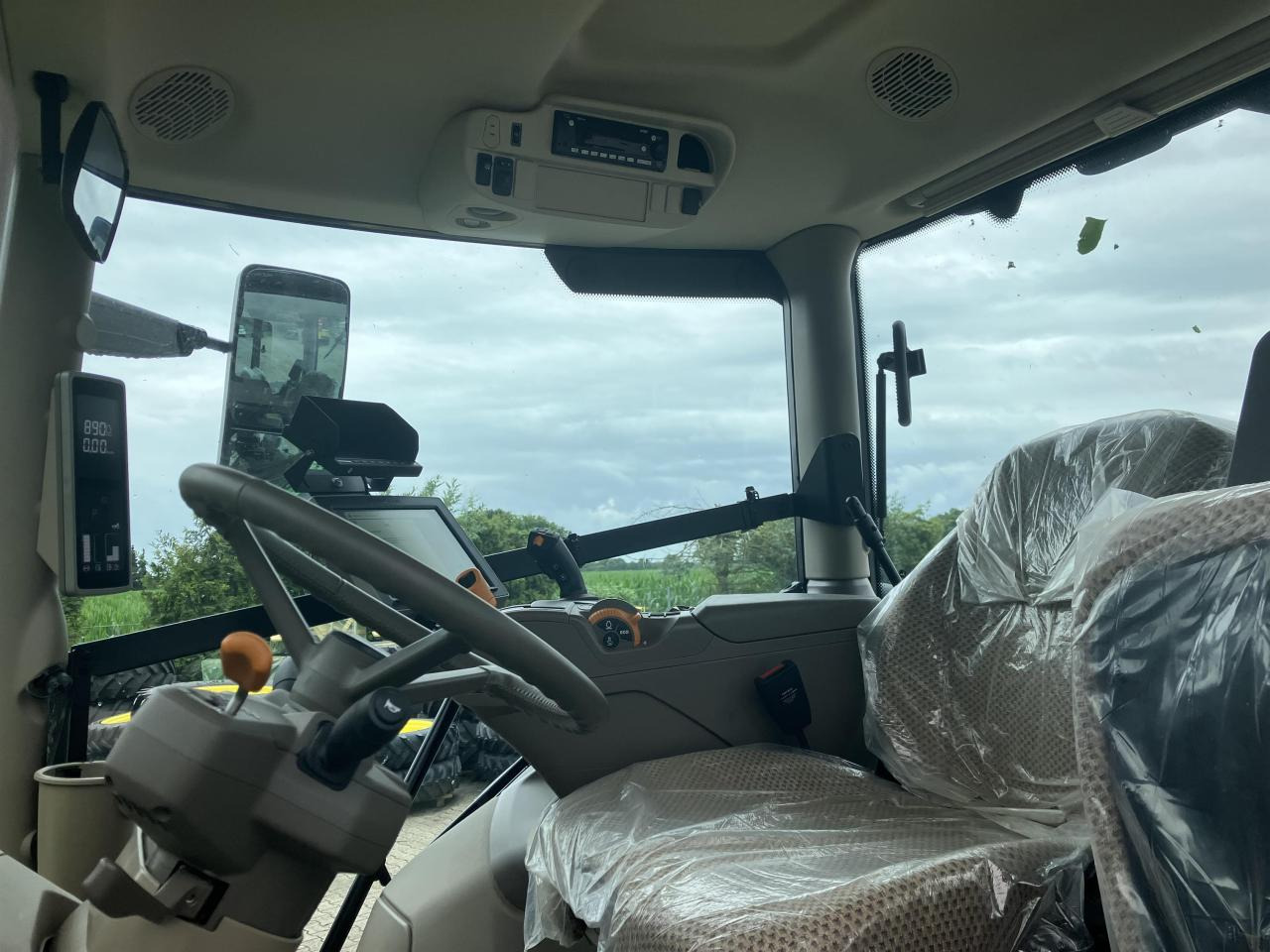 John Deere 6R 215 - Farm tractor: picture 4 John Deere 6R 215 - Farm tractor: picture 4