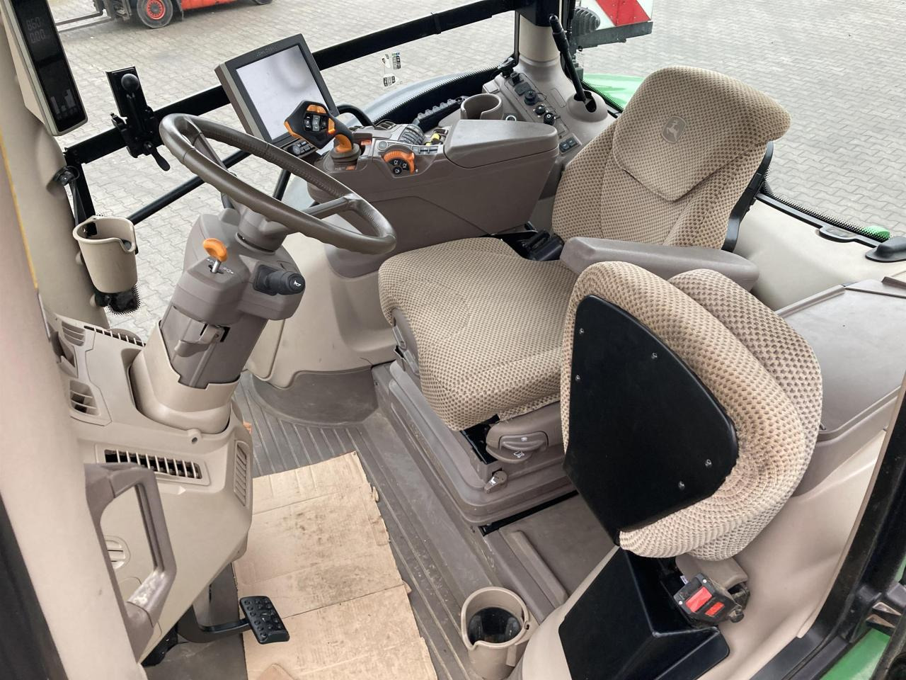 John Deere 6R 215 - Farm tractor: picture 4 John Deere 6R 215 - Farm tractor: picture 4