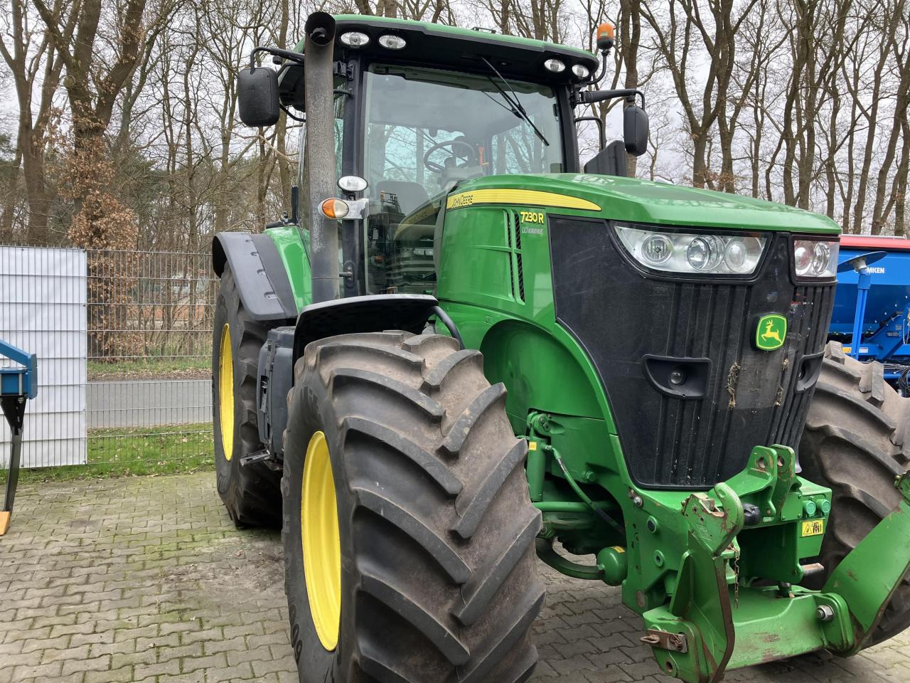John Deere 7230R - Farm tractor: picture 2 John Deere 7230R - Farm tractor: picture 2
