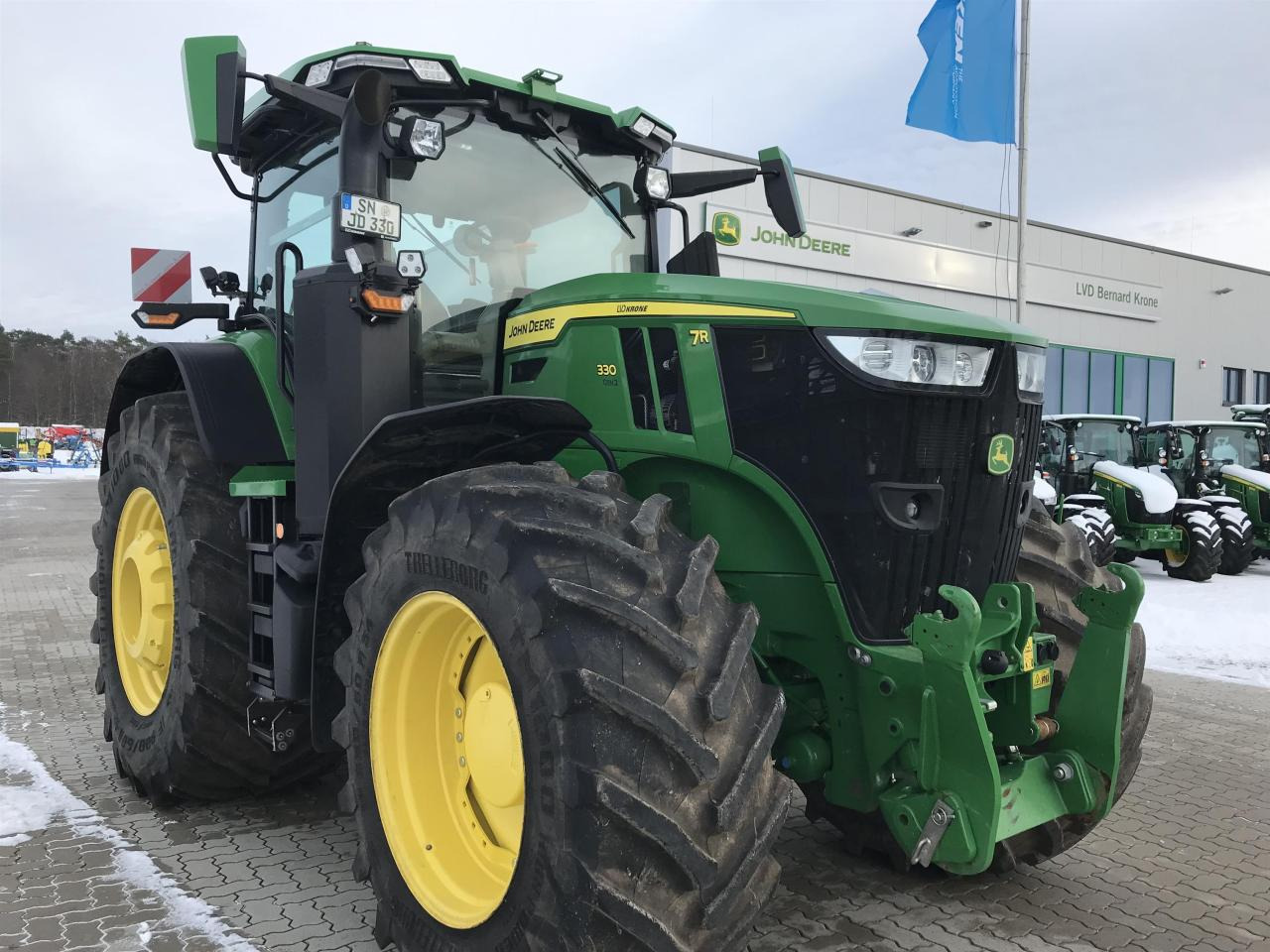 John Deere 7R 330 - Farm tractor: picture 2 John Deere 7R 330 - Farm tractor: picture 2