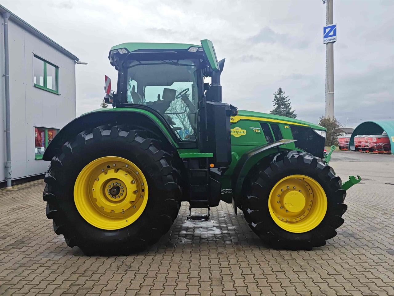 John Deere 7R 330 - Farm tractor: picture 2 John Deere 7R 330 - Farm tractor: picture 2