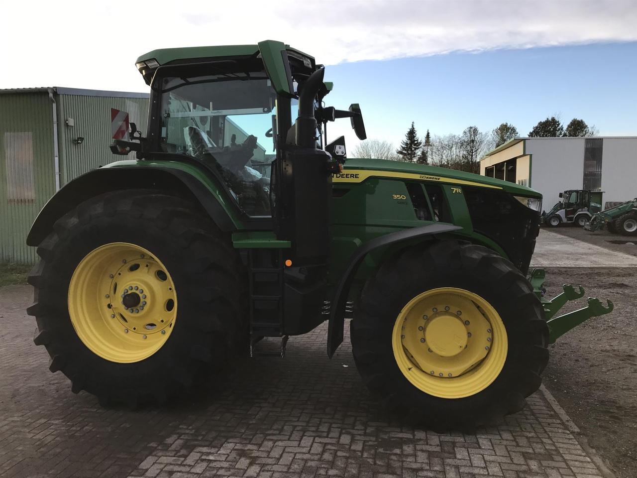 John Deere 7R 350 - Farm tractor: picture 2 John Deere 7R 350 - Farm tractor: picture 2