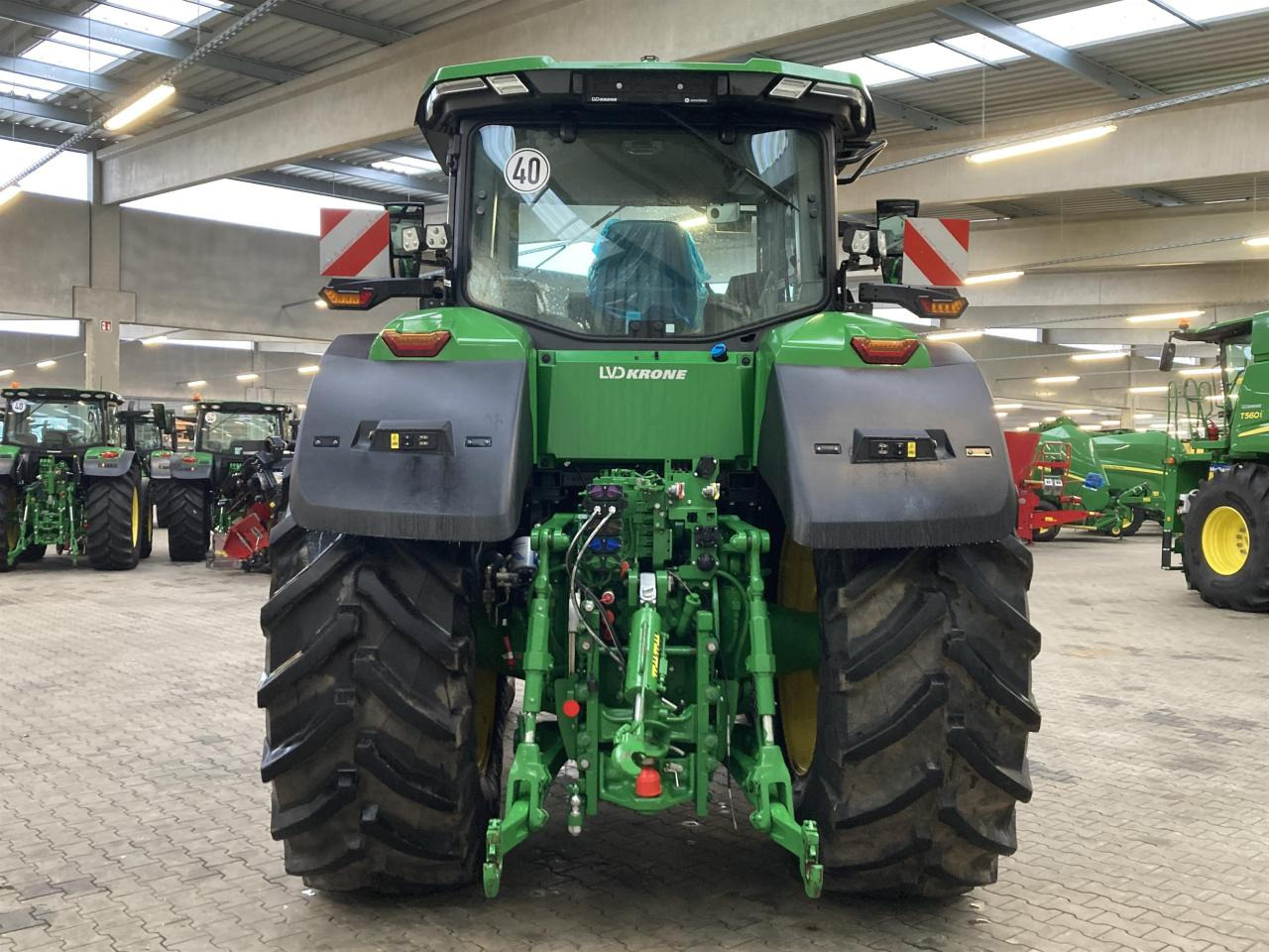 Farm tractor John Deere 7R 350: picture 6