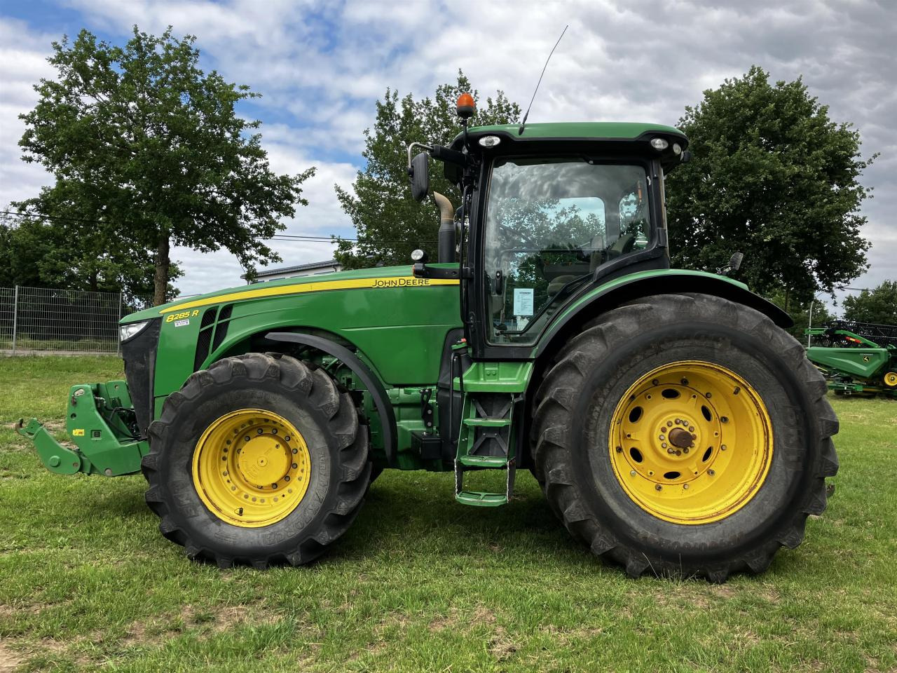 John Deere 8285R - Farm tractor: picture 1 John Deere 8285R - Farm tractor: picture 1