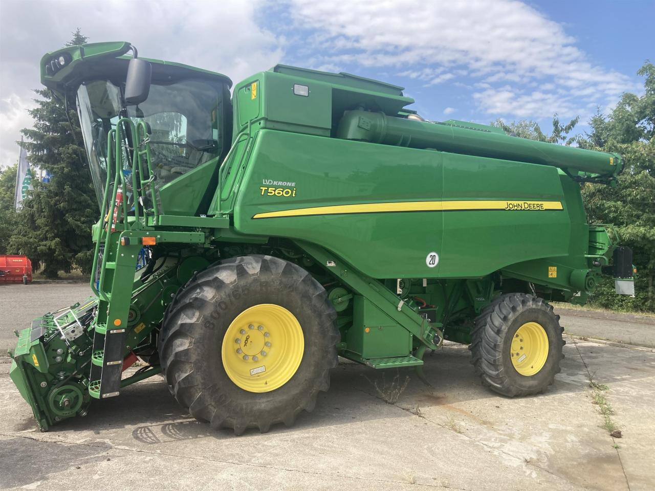 John Deere T560 - Combine harvester: picture 1 John Deere T560 - Combine harvester: picture 1