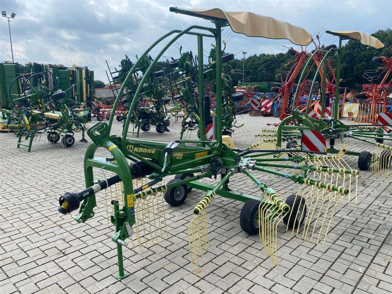 Krone Swadro S 420 - Tedder/ Rake: picture 1 Krone Swadro S 420 - Tedder/ Rake: picture 1
