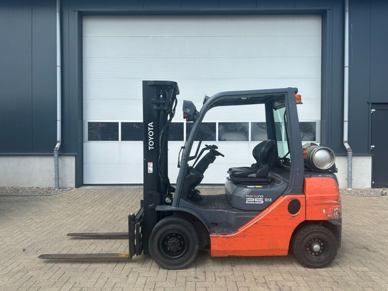 Toyota 2.5 ton Tonero 25 Triplex Freelift Sideshift LPG Heftruck - LPG forklift: picture 1 Toyota 2.5 ton Tonero 25 Triplex Freelift Sideshift LPG Heftruck - LPG forklift: picture 1