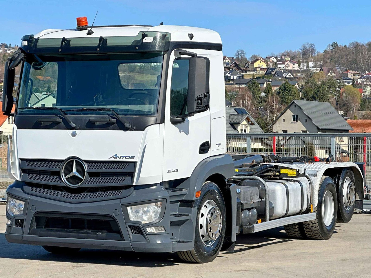 Mercedes-Benz ANTOS 2543 Abrollkipper * Top Zustand! - Hook lift truck: picture 4 Mercedes-Benz ANTOS 2543 Abrollkipper * Top Zustand! - Hook lift truck: picture 4