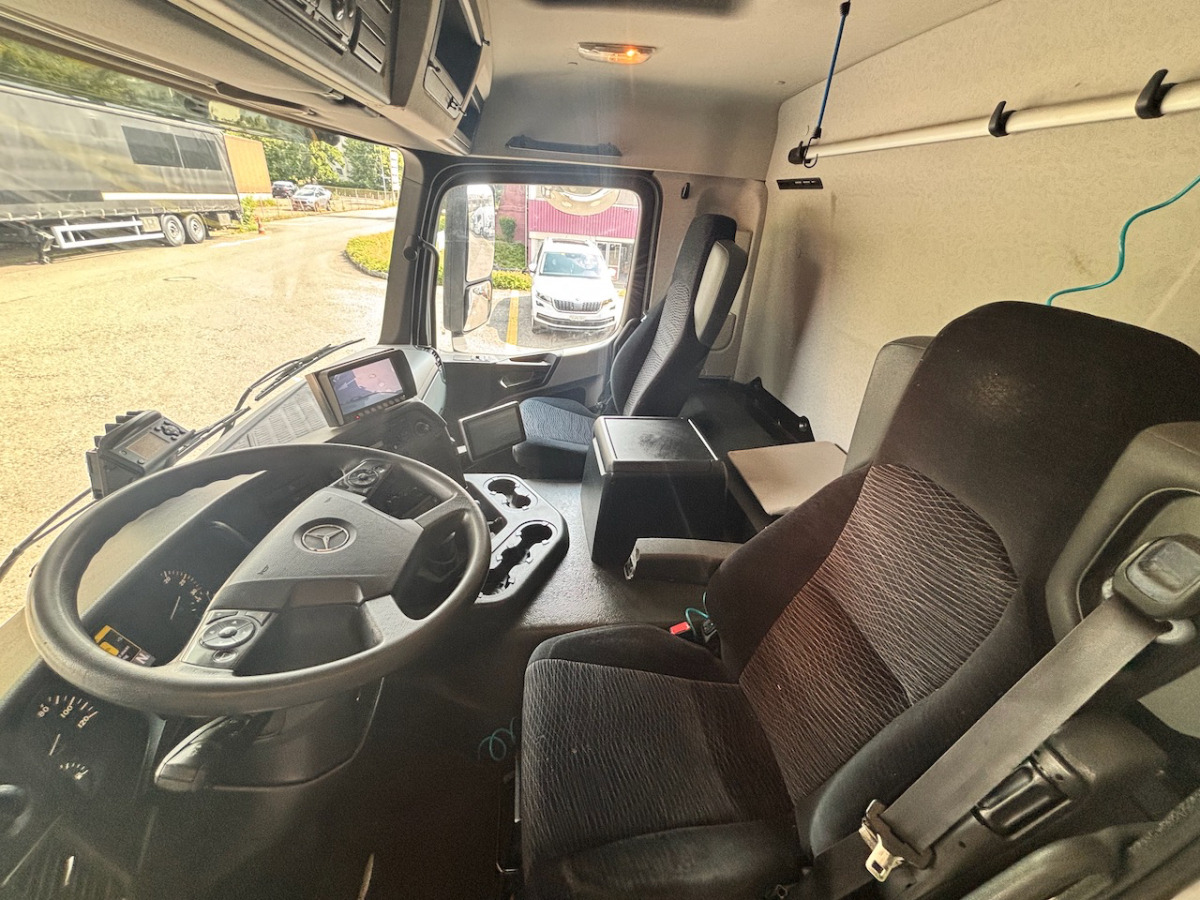 MERCEDES Antos 1824 - Box truck: picture 4 MERCEDES Antos 1824 - Box truck: picture 4