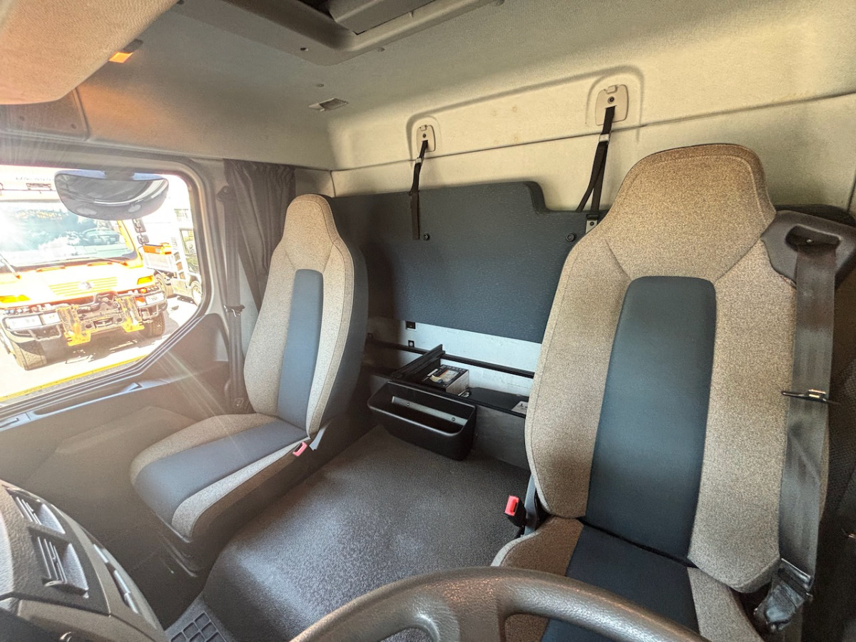 VOLVO FL-280 - Curtainsider truck: picture 5 VOLVO FL-280 - Curtainsider truck: picture 5