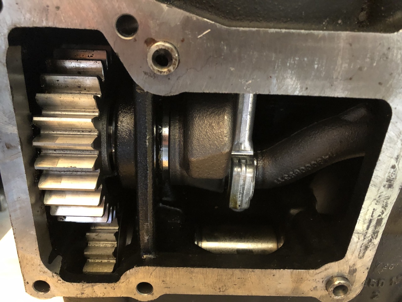 AIR COMPRESSOR MAN TGA 2 CYLINDERS MAN TGA - Air brake compressor for Truck: picture 3 AIR COMPRESSOR MAN TGA 2 CYLINDERS MAN TGA - Air brake compressor for Truck: picture 3