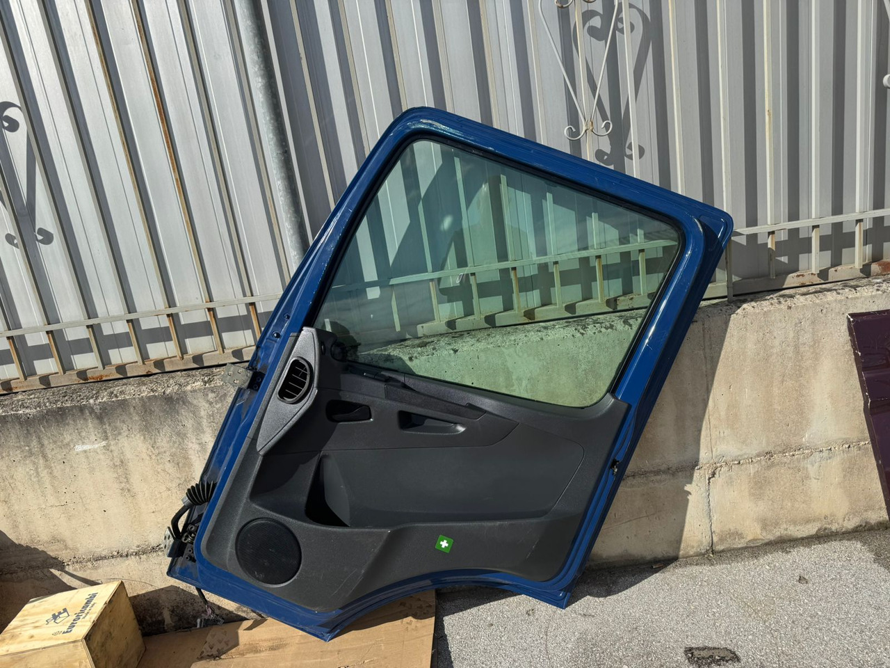 DOOR MERCEDES ATEGO 4 (LEFT AND RIGHT) - Cab and interior: picture 4 DOOR MERCEDES ATEGO 4 (LEFT AND RIGHT) - Cab and interior: picture 4