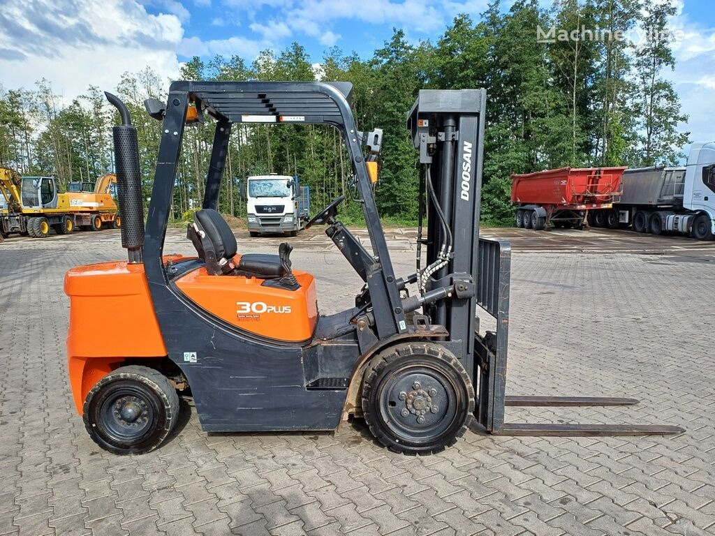 Doosan D30 GP PLUS - Diesel forklift: picture 3 Doosan D30 GP PLUS - Diesel forklift: picture 3