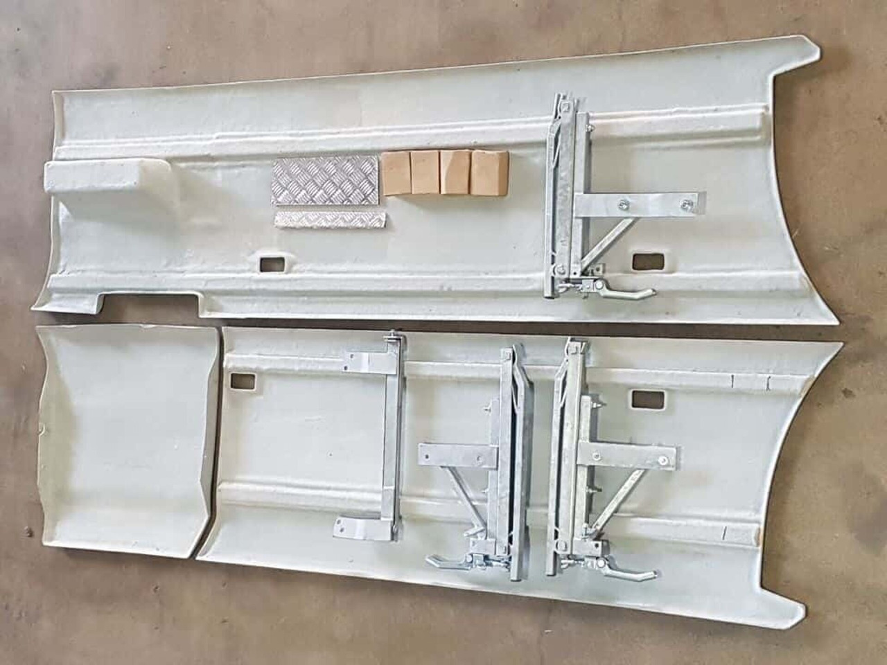 000061d SCANIA NEXT GENERATION Na 2017 (CNG) ZIJSKIRTS SET WB3750 STEP 7CM Alleen Grondverf - Bumper for Truck: picture 2 000061d SCANIA NEXT GENERATION Na 2017 (CNG) ZIJSKIRTS SET WB3750 STEP 7CM Alleen Grondverf - Bumper for Truck: picture 2