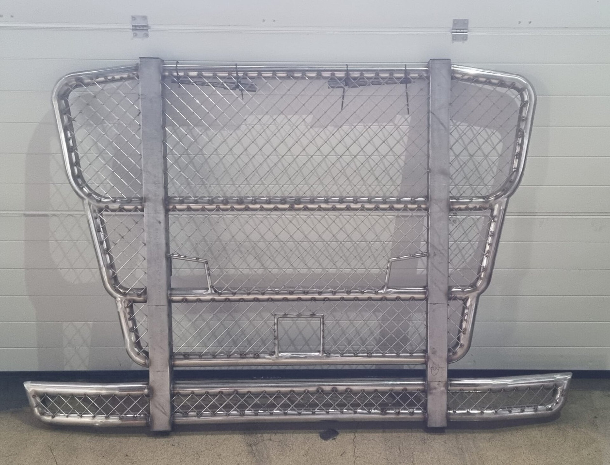 Volvo FH4 BULLBAR RVS primer NIET GESPOTEN 000010 - Body and exterior for Truck: picture 1 Volvo FH4 BULLBAR RVS primer NIET GESPOTEN 000010 - Body and exterior for Truck: picture 1