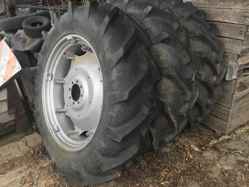 Stel wielen 14.9R38 Pirelli - Wheel and tire package for Agricultural machinery: picture 1 Stel wielen 14.9R38 Pirelli - Wheel and tire package for Agricultural machinery: picture 1