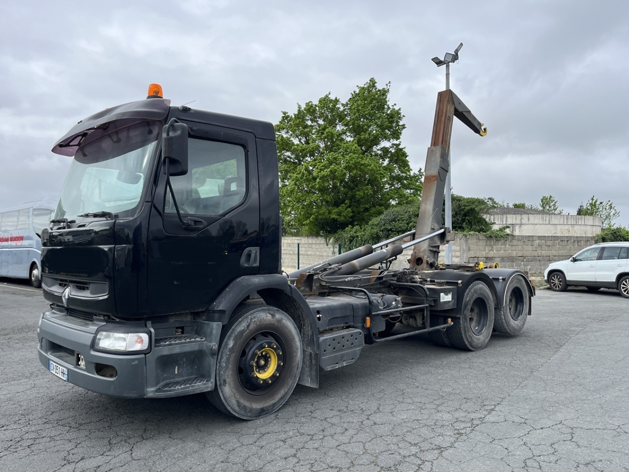 RENAULT PREMIUM 370 6X2 - Hook lift truck: picture 1 RENAULT PREMIUM 370 6X2 - Hook lift truck: picture 1