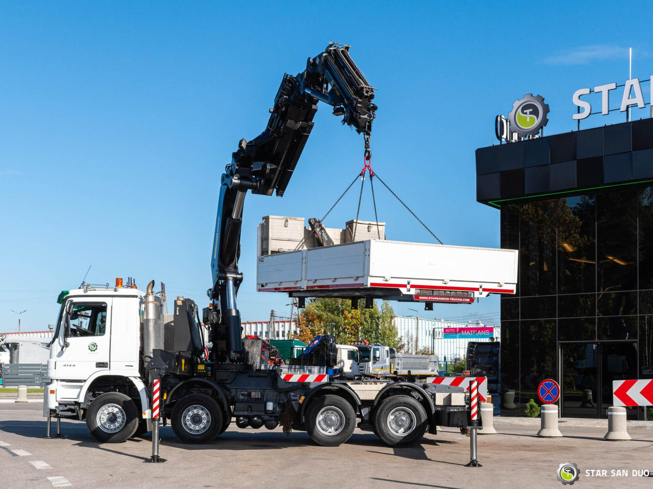 - Crane truck: picture 2 - Crane truck: picture 2