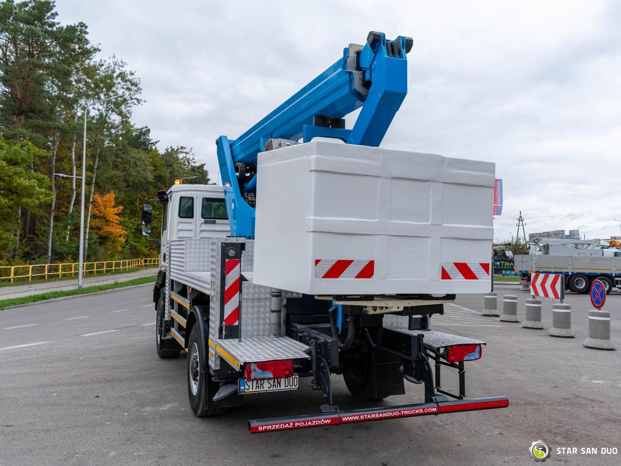 - Truck mounted aerial platform: picture 5 - Truck mounted aerial platform: picture 5
