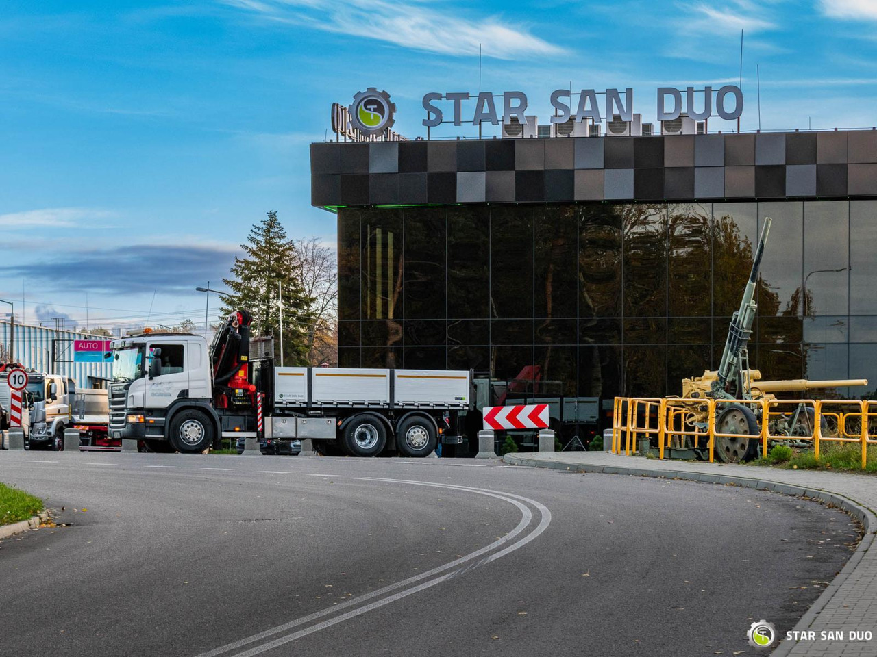 - Crane truck: picture 2 - Crane truck: picture 2