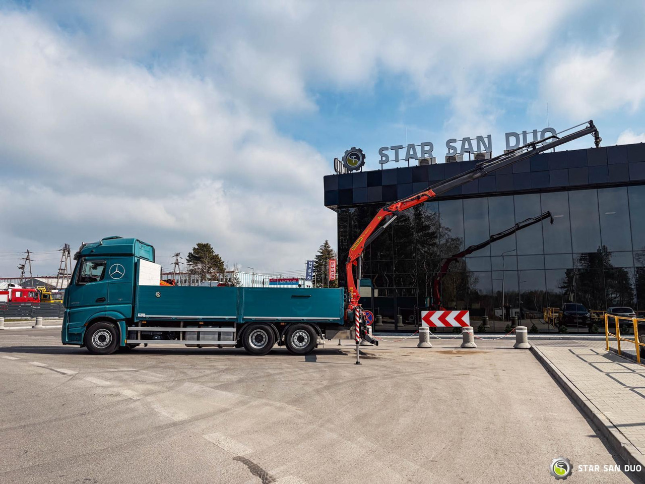 - Crane truck: picture 2 - Crane truck: picture 2