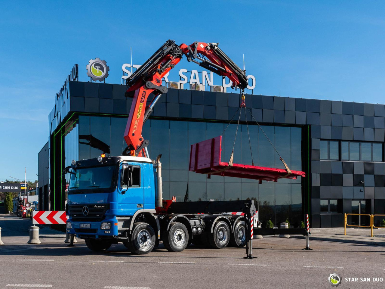 - Crane truck: picture 5 - Crane truck: picture 5