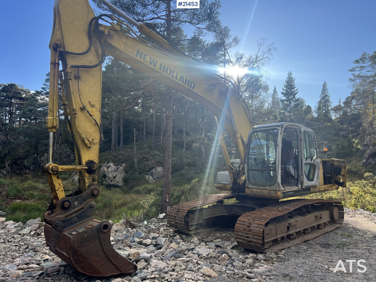 New Holland E215 - Crawler excavator: picture 2 New Holland E215 - Crawler excavator: picture 2