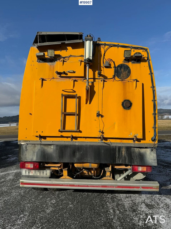 Volvo FM9 - Road sweeper: picture 4 Volvo FM9 - Road sweeper: picture 4