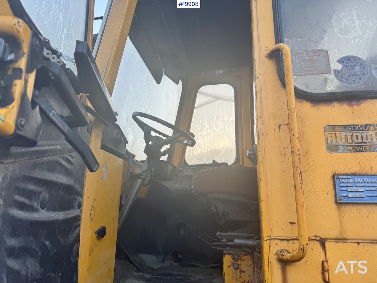Wheel loader Volvo L90: picture 12