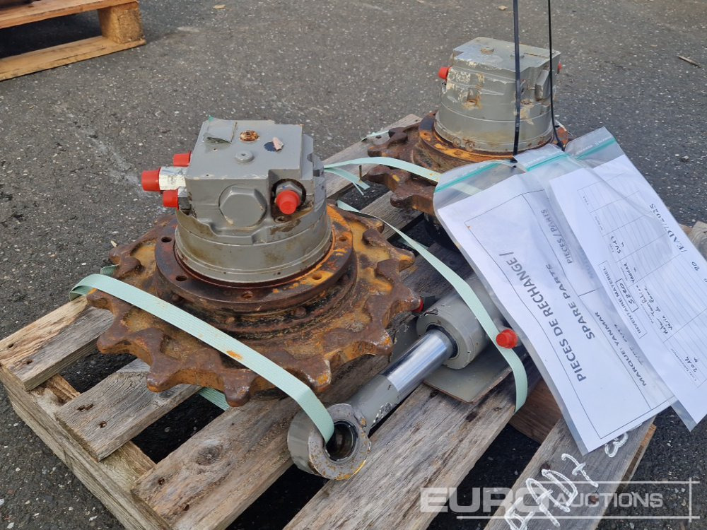 Final Drive (2 of) + Cylinder to suit Yanmar SV17 - Spare parts for Excavator: picture 1 Final Drive (2 of) + Cylinder to suit Yanmar SV17 - Spare parts for Excavator: picture 1