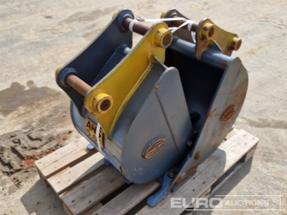 Unused Strickland 24", 18" Digging Buckets to suit JCB 3CX (2 of) - Bucket: picture 1 Unused Strickland 24", 18" Digging Buckets to suit JCB 3CX (2 of) - Bucket: picture 1