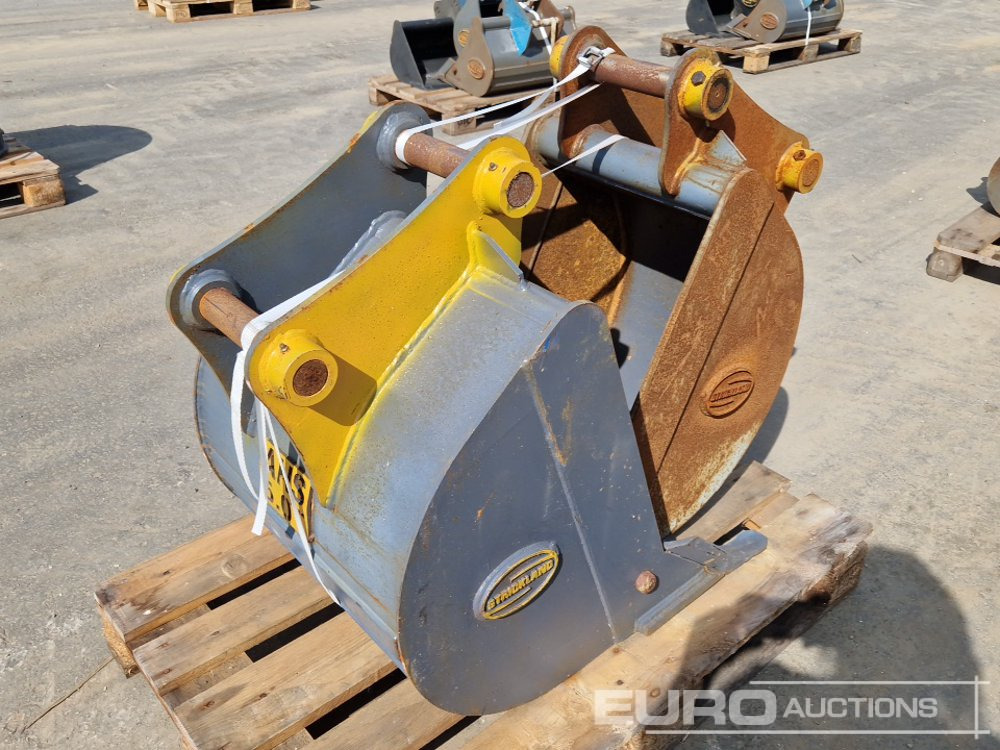 Unused Strickland 24", 18" Digging Buckets to suit JCB 3CX (2 of) - Bucket: picture 3 Unused Strickland 24", 18" Digging Buckets to suit JCB 3CX (2 of) - Bucket: picture 3