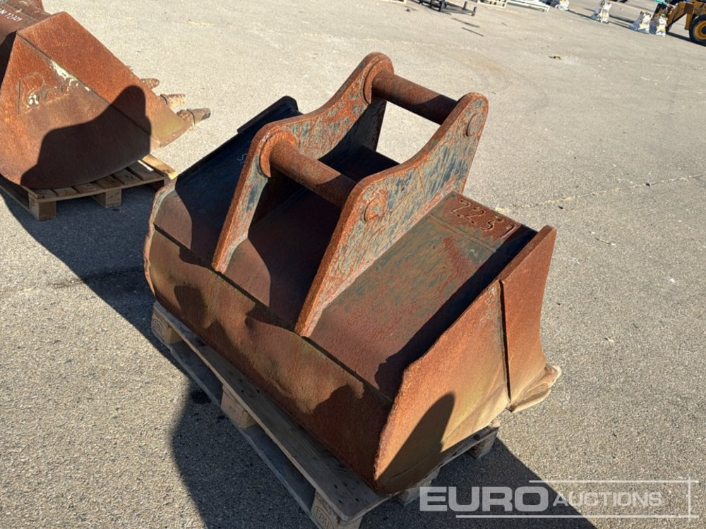 42" Digging Bucket to suit Backhoe Loader - Bucket: picture 4 42" Digging Bucket to suit Backhoe Loader - Bucket: picture 4