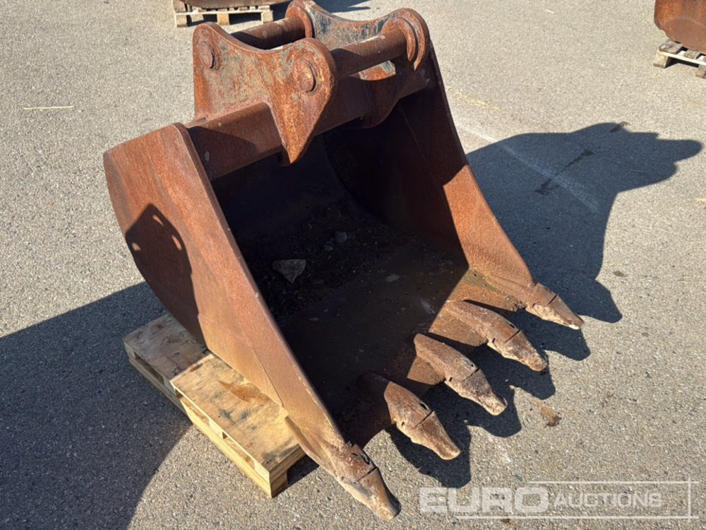 42" Digging Bucket to suit Backhoe Loader - Bucket: picture 1 42" Digging Bucket to suit Backhoe Loader - Bucket: picture 1