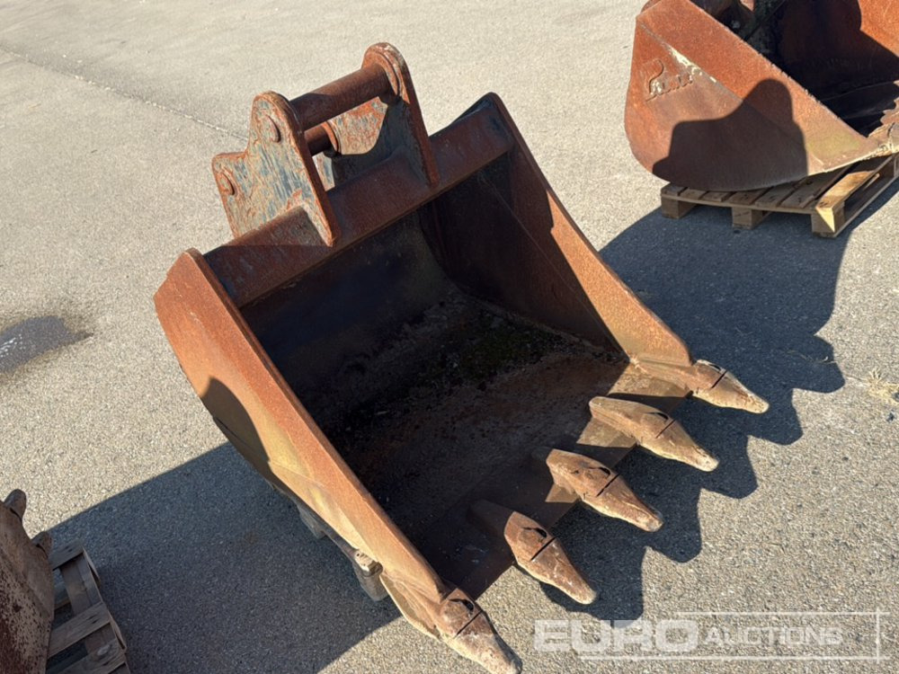 42" Digging Bucket to suit Backhoe Loader - Bucket: picture 1 42" Digging Bucket to suit Backhoe Loader - Bucket: picture 1