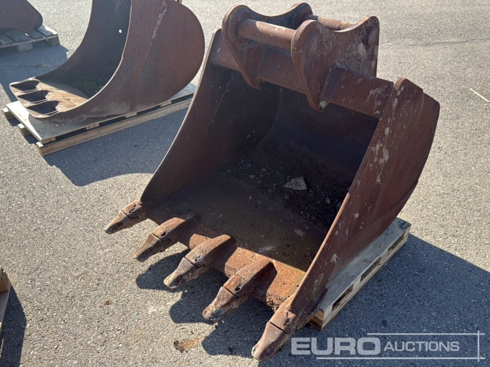 42" Digging Bucket to suit Backhoe Loader - Bucket: picture 2 42" Digging Bucket to suit Backhoe Loader - Bucket: picture 2