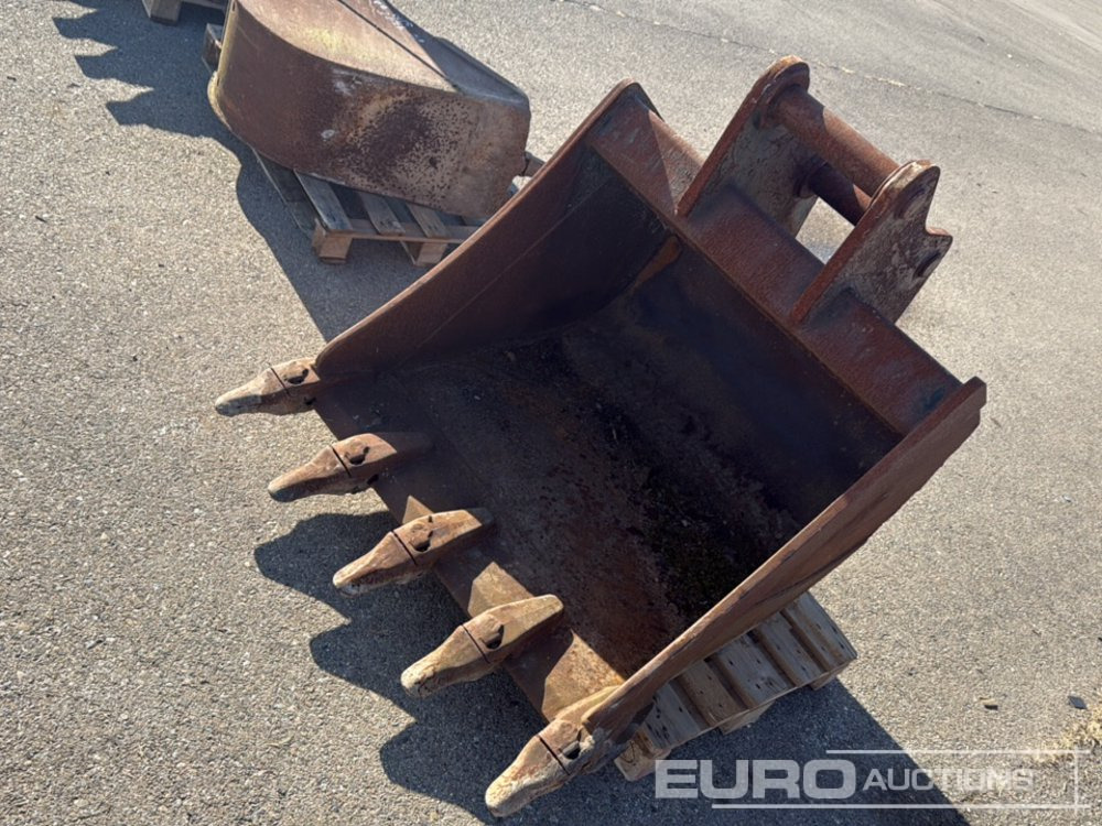 42" Digging Bucket to suit Backhoe Loader - Bucket: picture 2 42" Digging Bucket to suit Backhoe Loader - Bucket: picture 2