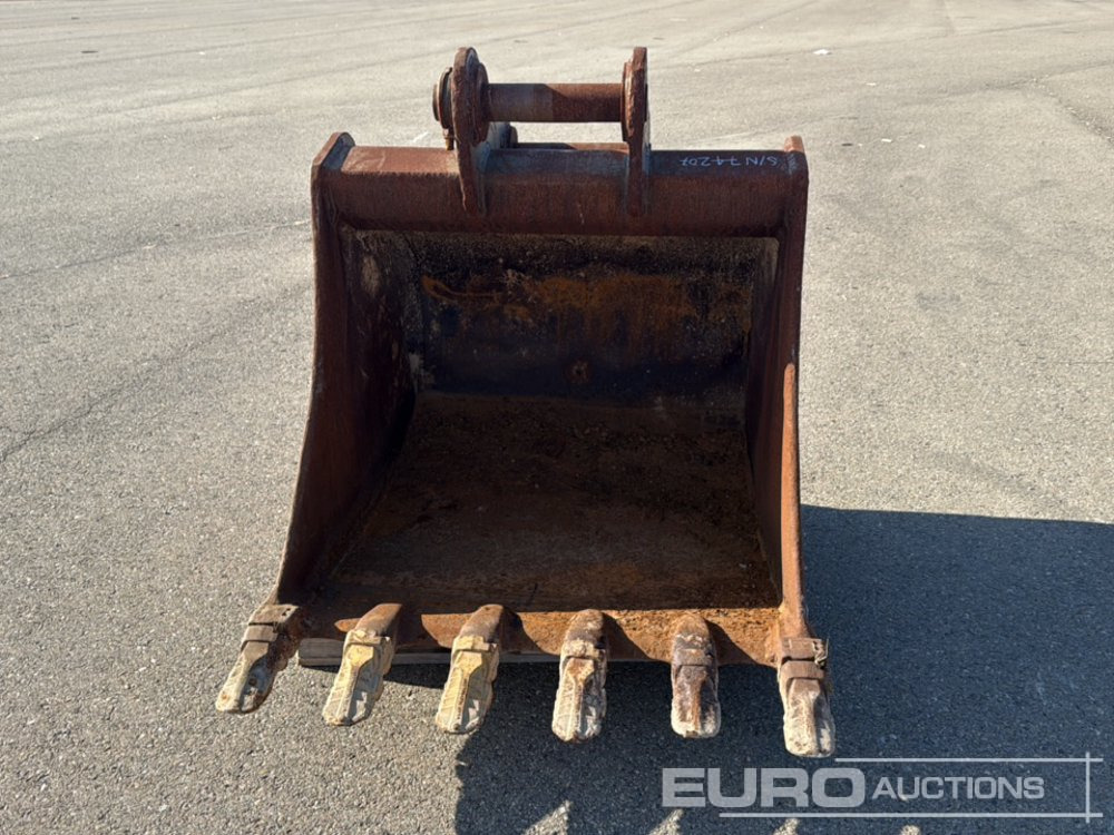 44" Digging Bucket to suit Backhoe Loader - Bucket: picture 5 44" Digging Bucket to suit Backhoe Loader - Bucket: picture 5