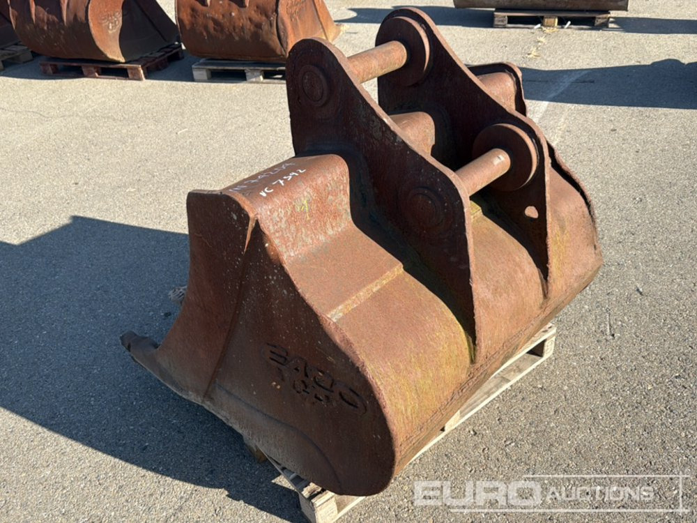 49" Digging Bucket to suit Backhoe Loader - Bucket: picture 3 49" Digging Bucket to suit Backhoe Loader - Bucket: picture 3