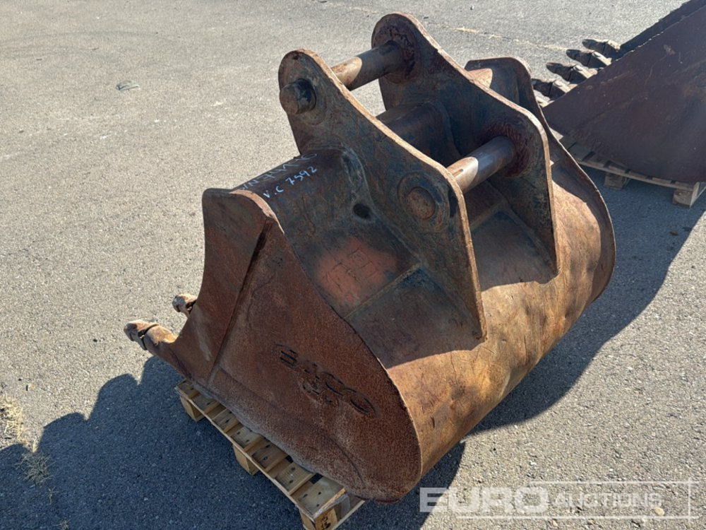 Eaco 43" Digging Bucket to suit Backhoe Loader - Bucket: picture 2 Eaco 43" Digging Bucket to suit Backhoe Loader - Bucket: picture 2