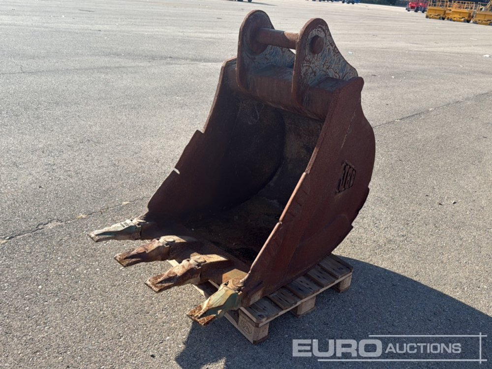 JCB 32" Digging Bucket to suit Backhoe Loader - Bucket: picture 1 JCB 32" Digging Bucket to suit Backhoe Loader - Bucket: picture 1