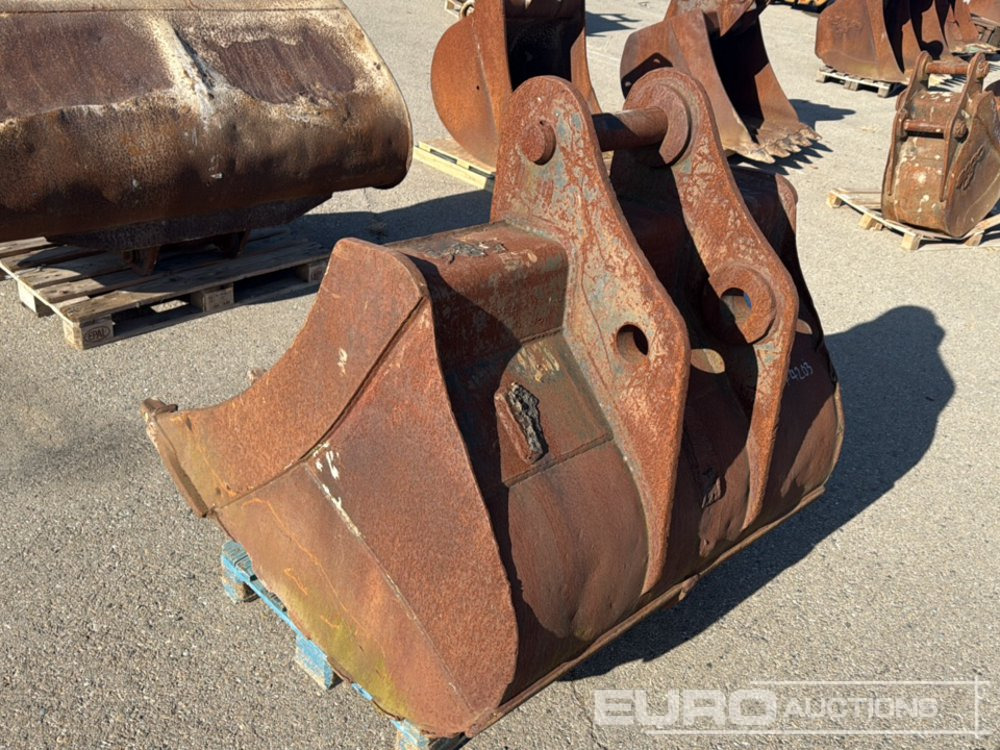 JCB 51" Digging Bucket to suit Backhoe Loader - Bucket: picture 4 JCB 51" Digging Bucket to suit Backhoe Loader - Bucket: picture 4